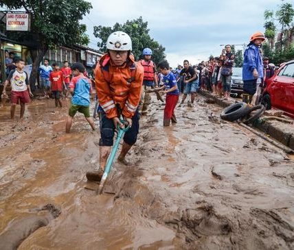 Tim SAR Berjuang Cari Korban Hilang Karena Banjir Bandung Barat. Sumber CNN.