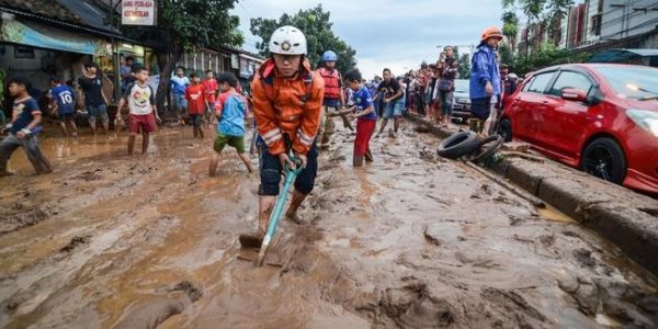 Tim SAR Berjuang Cari Korban Hilang Karena Banjir Bandung Barat. Sumber CNN.