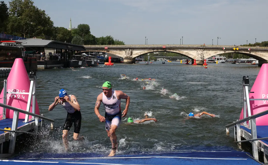 Atlet Triatlon Kanada Muntah-muntah Usai Berenang di Sungai Seine