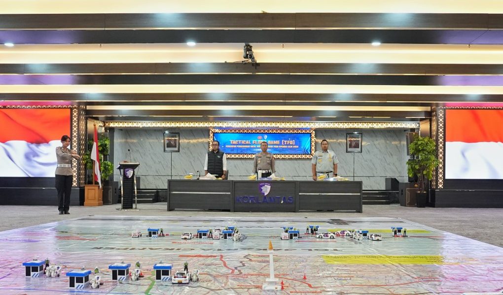 Korlantas Polri mengadakan Tactical Floor Game (TFG) sebagai upaya memastikan kesiapan Operasi Lilin 2024. Acara ini dipimpin langsung oleh Kakorlantas Polri, Irjen Pol Aan Suhanan, dan berlangsung di Aula Madellu Korlantas pada Sabtu (14/12/2024)