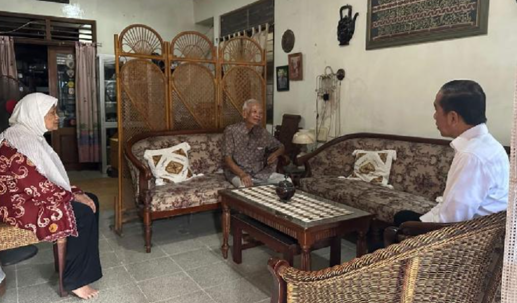 Jokowi Bersilaturahmi dengan Mantan Dosen Pembimbing Ir. Kasmudjo di Yogyakarta