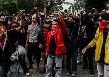 aksi-unjuk-rasa-di-dprd-kalimantan-tengah